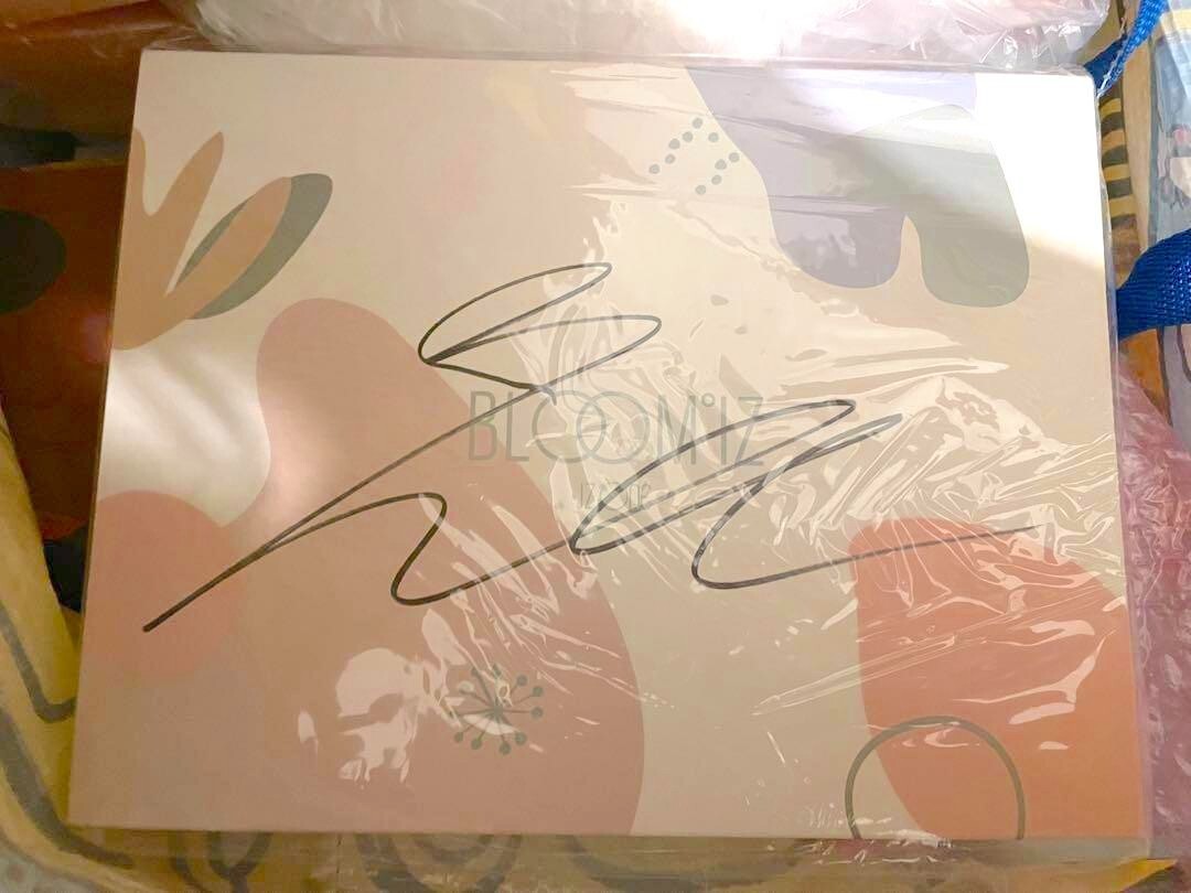 IZ*ONE 1st Album BLOOM*IZ I*WAS ver. autographed signed Yuri No photo cards