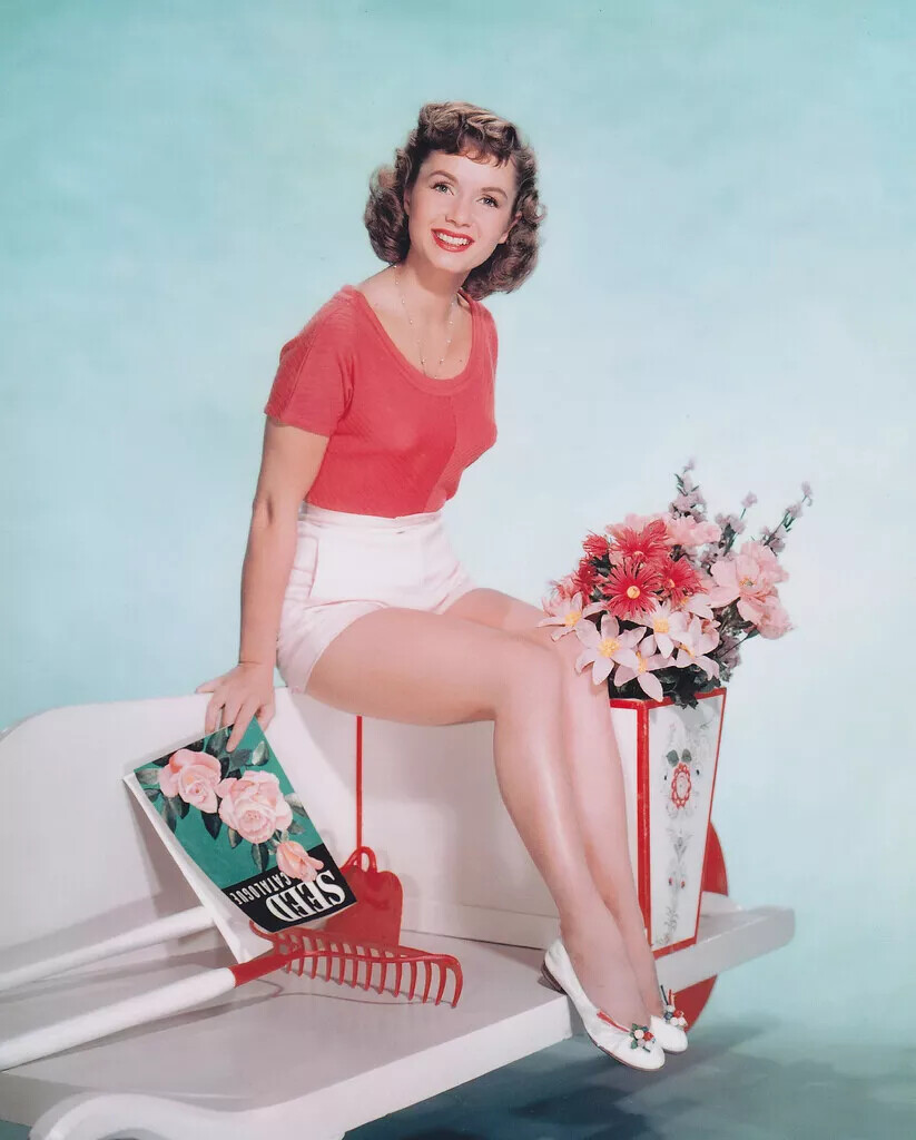 Debbie Reynolds With Short 4×6 Picture Celebrity Print