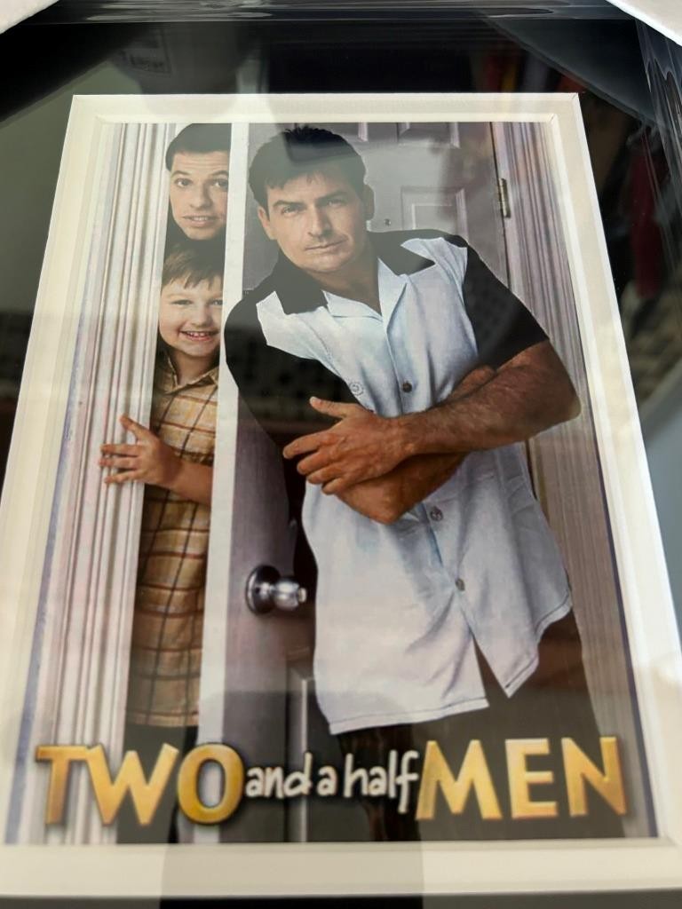 CHARLIE SHEEN TWO & HALF MEN COMEDY RARE SIGNED 10×14 CUSTOM FRAME JSA COA