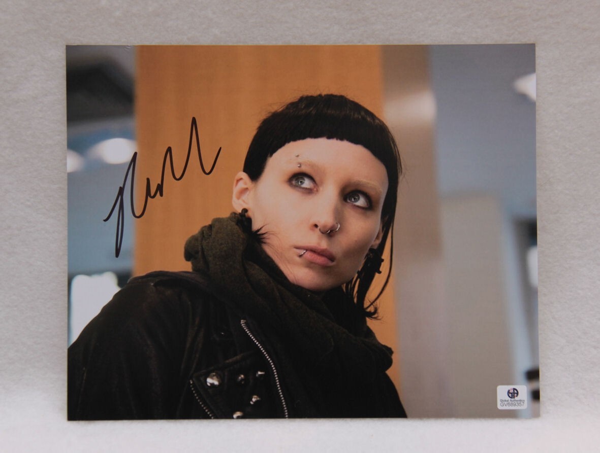 ROONEY MARA HAND SIGNED 8 x 10 PHOTO COA FROM GAI AND N.A. # 154800
