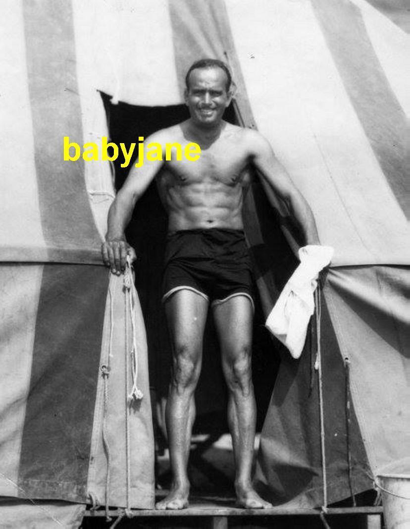 045 DOUGLAS FAIRBANKS SR BARECHESTED ABS IN BATHING SUIT CANDID PHOTO