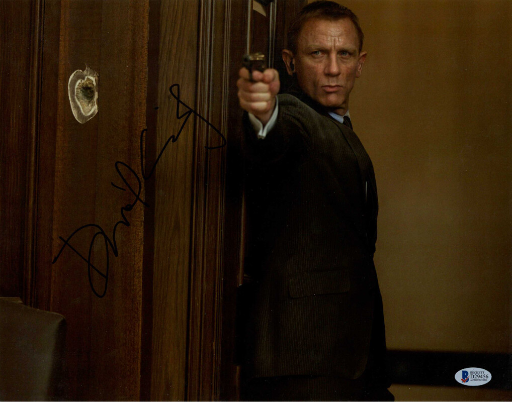 DANIEL CRAIG SIGNED 11×14 PHOTO JAMES BOND 007 GREAT FULL SIGNATURE BECKETT BAS
