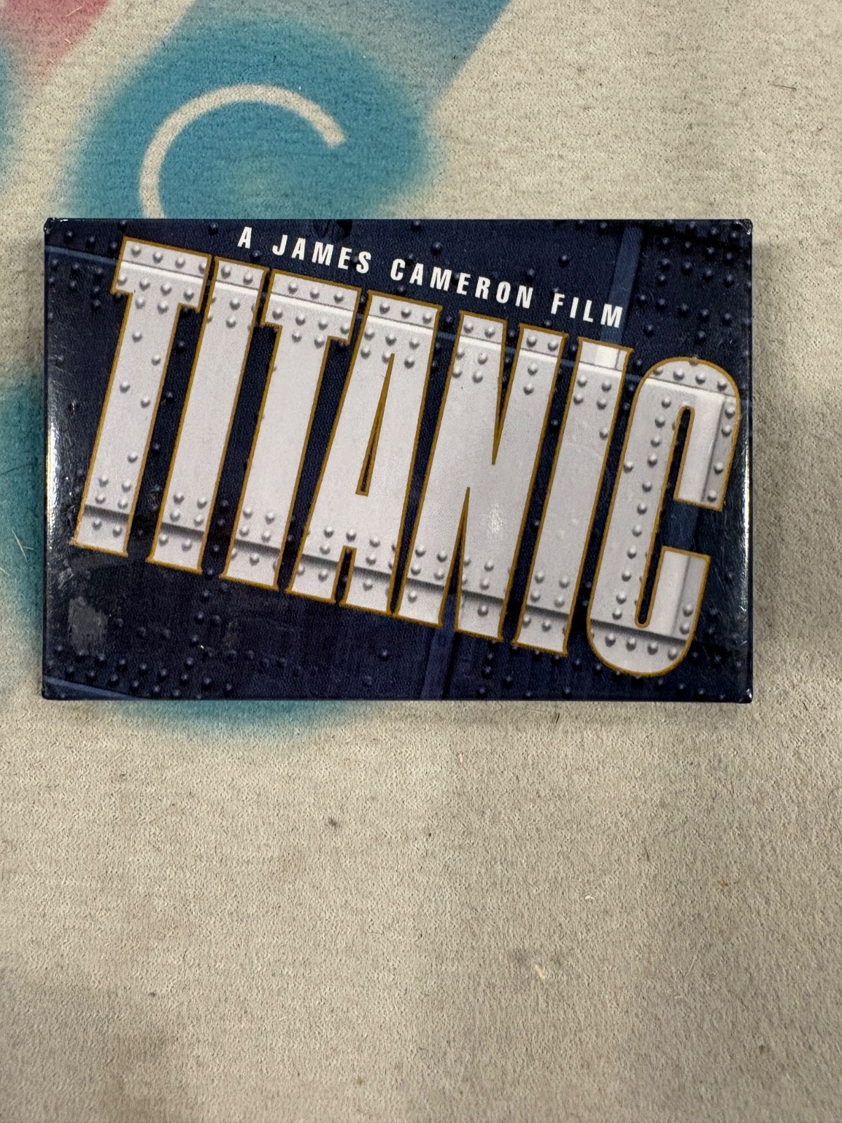 VTG 1997 TITANIC MOVIE PROMO PIN BUTTON JAMES CAMERON LEONARDO DICAPRIO