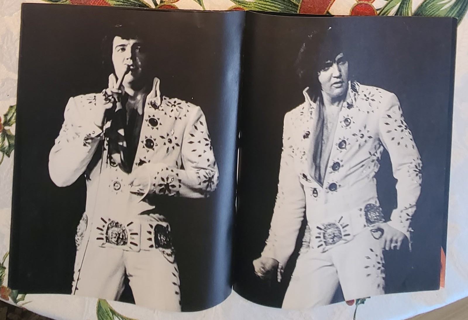Vintage Elvis Presley Tour Photo Album – 18‑Image 1970s Concert Souvenir RCA