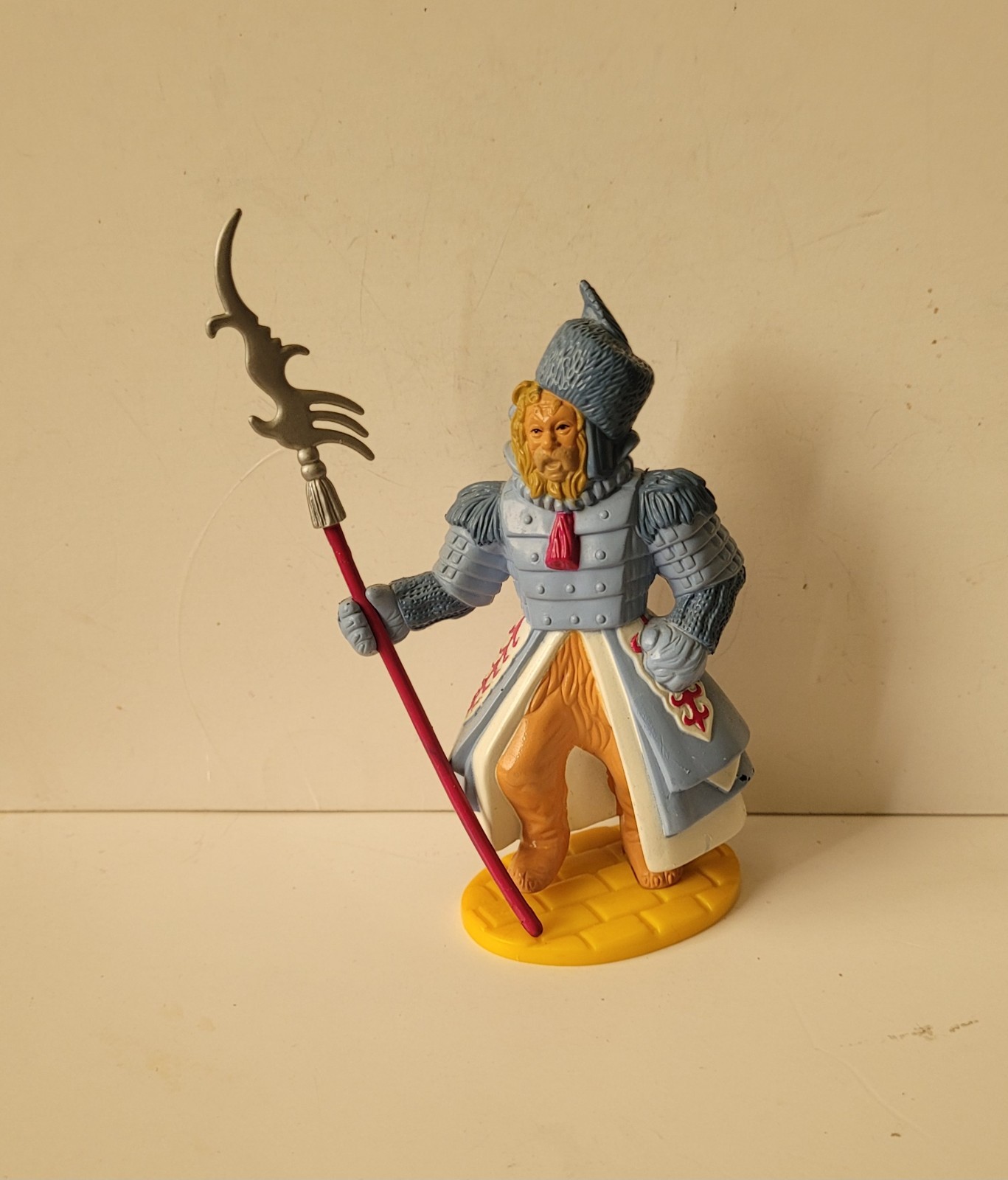 WIZARD of OZ COWARDLY LION Winkie GUARD Trevco PVC Figure Turner Presents 1998