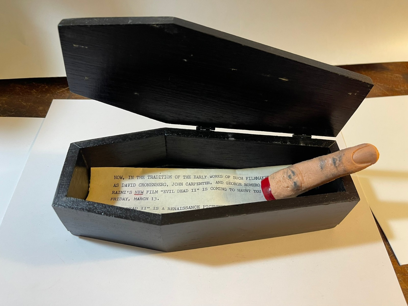 Evil Dead 2 Dead By Dawn PROMO Mini Coffin w/finger press release VERY RARE ’86