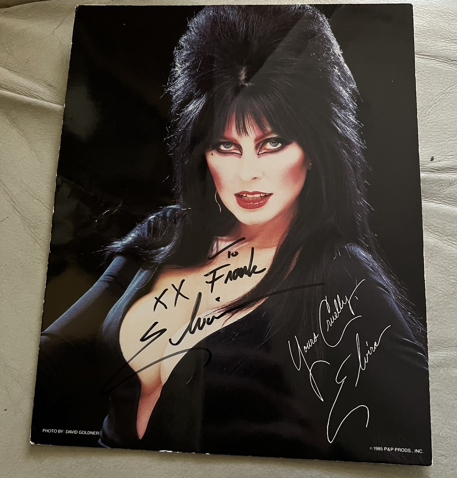 ELVIRA CASSANDRA PETERSON SIGNED AUTOGRAPHED 8×10 Promo Card HORROR ICON