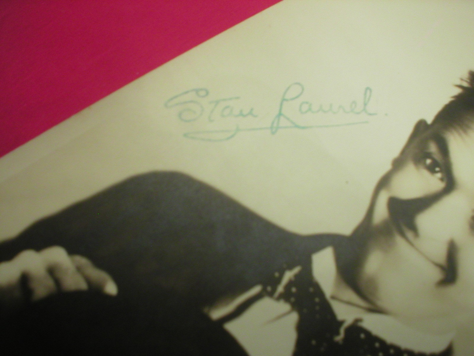 VINTAGE STAN LAUREL SIGNED, AUTOGRAPHED SILVER GELATIN PRINT PHOTO, 10 X 7