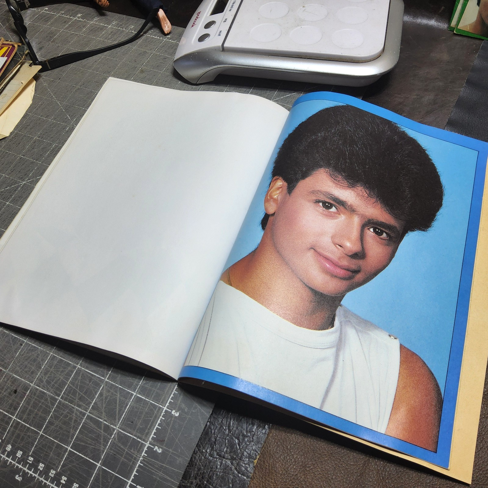 Vtg menudo fold out 16 posters book padosa yellowed pages ’84 latin pop complete