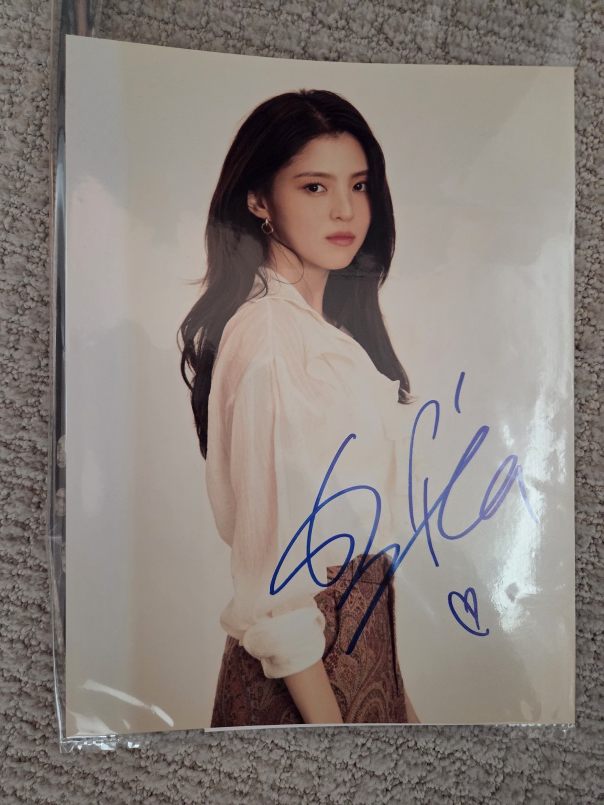 Han So Hee – Autographed 8″x11″ Photo (20x27cm) – Fresh and French Autographs