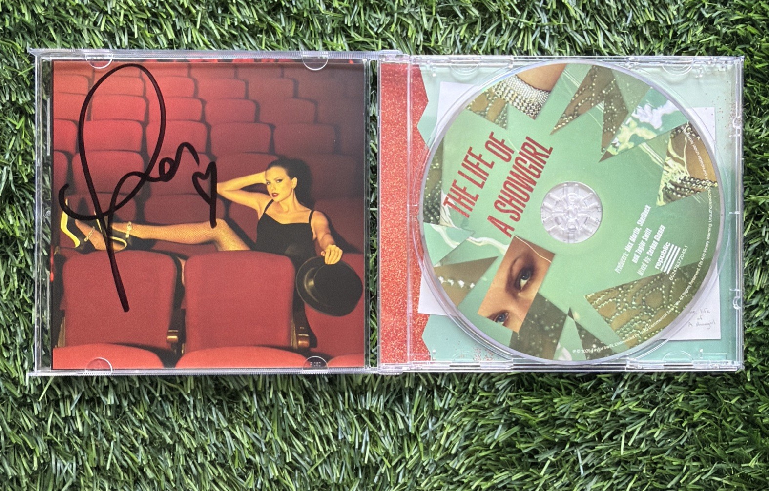 Taylor Swift The Life of a Showgirl CD + Hand Signed Photo With Heart4 – In Hand