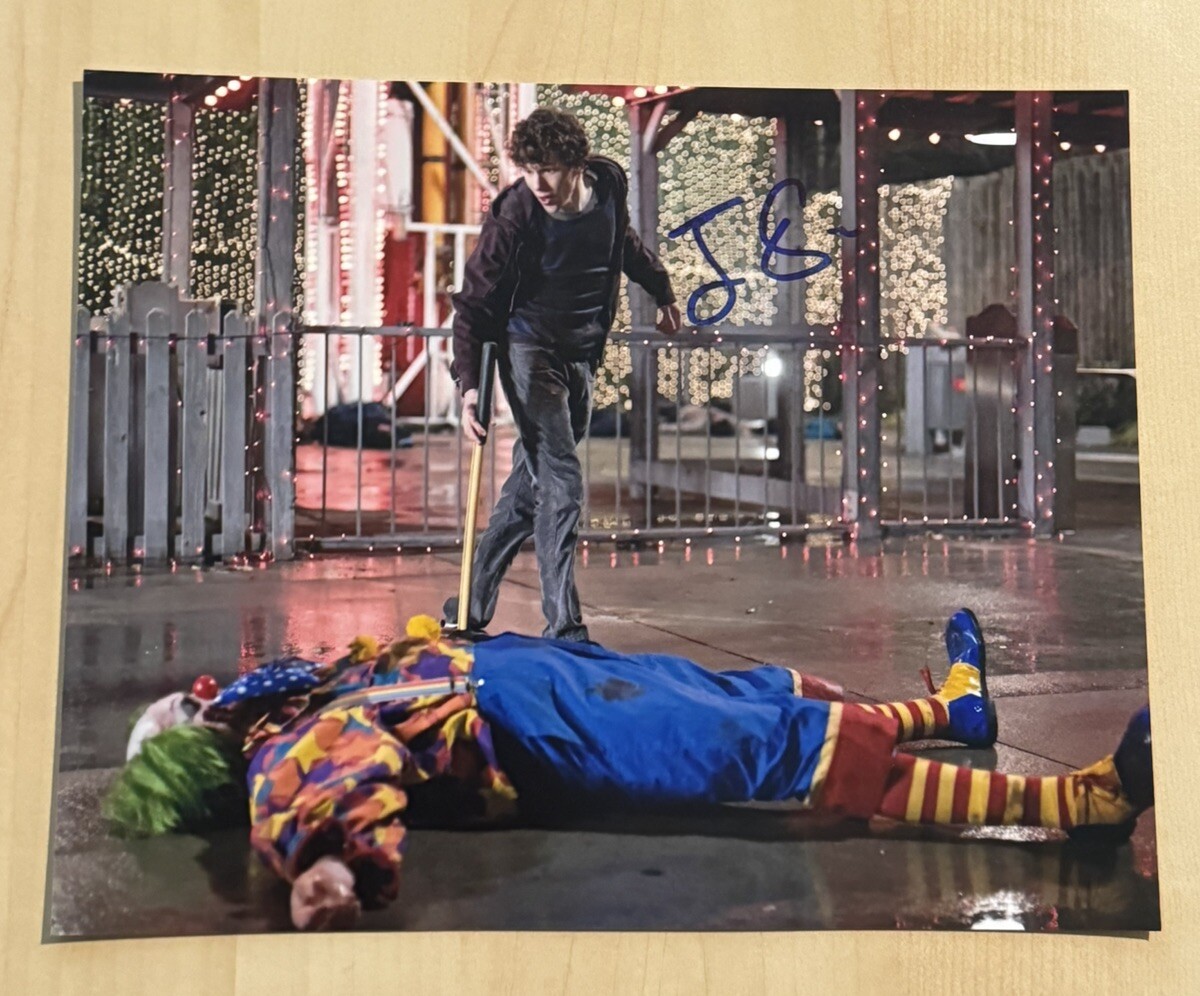 JESSE EISENBERG HAND SIGNED 8×10 PHOTO ACTOR AUTOGRAPHED ZOMBIELAND MOVIE COA