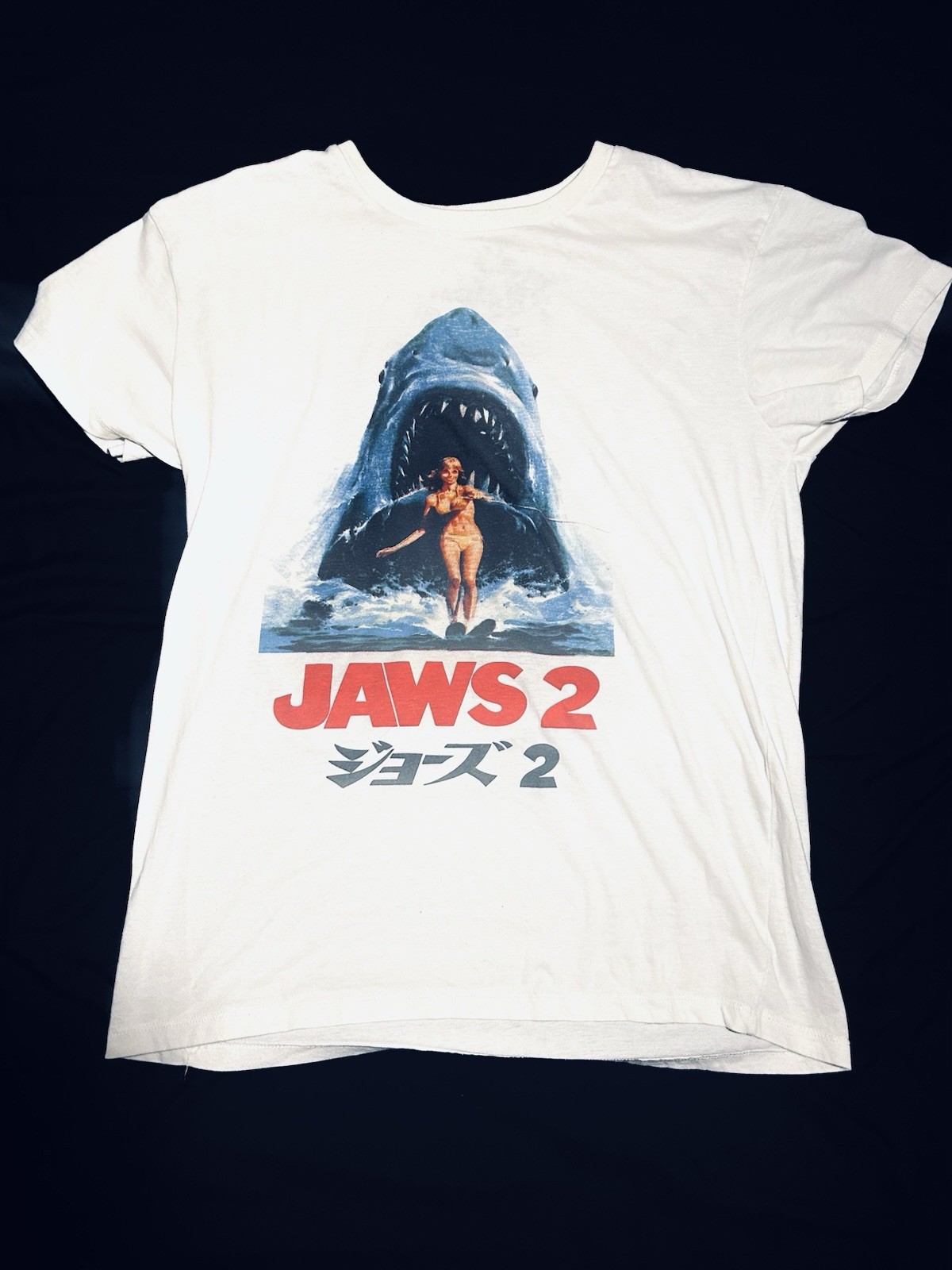 JAWS 2 White Graphic T-Shirt Japanese Text Front Print Movie