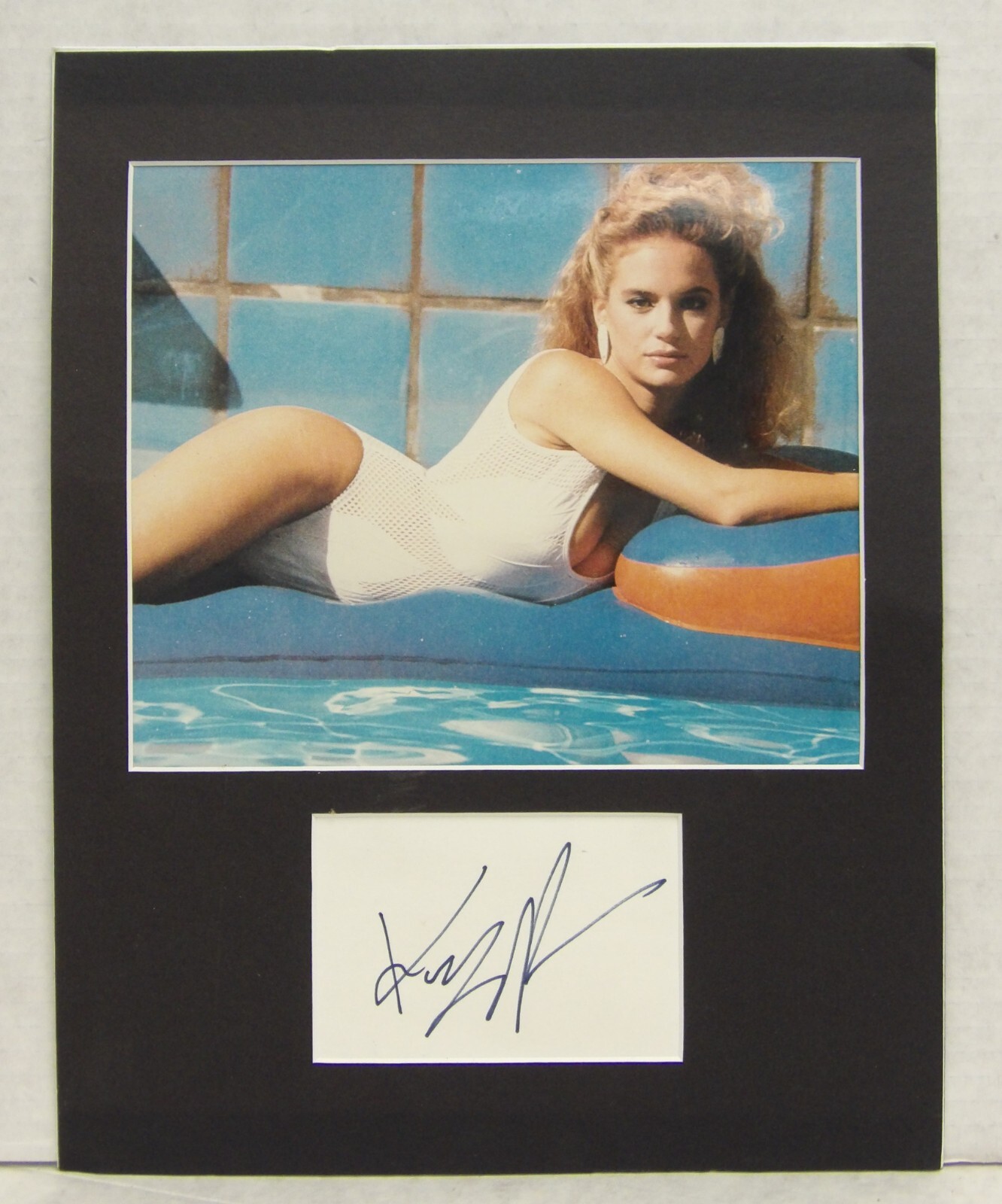 Kelly Preston Autograph & 10″x8″ Pool Photo 14″x11″ Board w/ COA 081523FR-5L