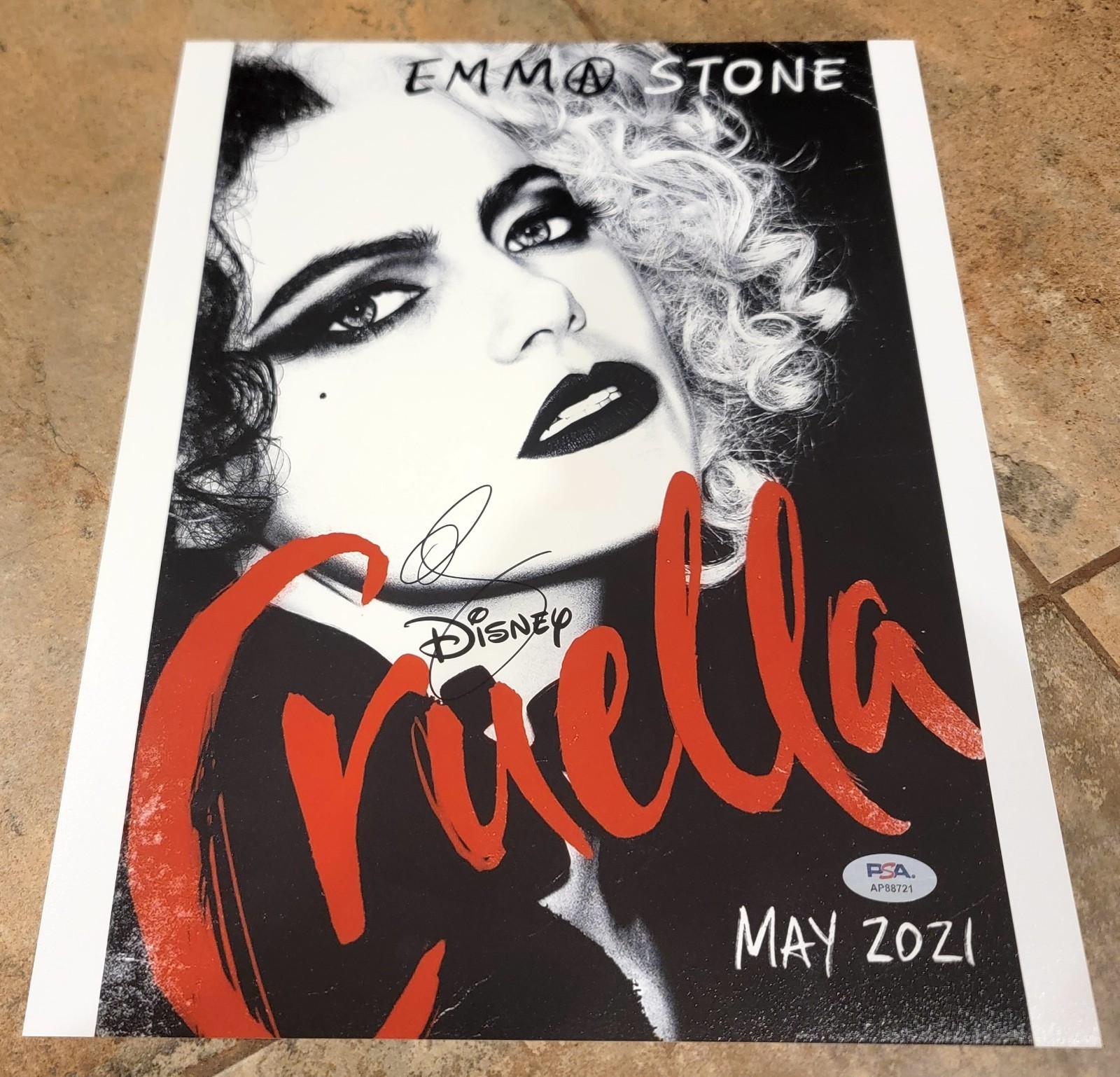 Emma Stone signed 11×14 Photo PSA DNA Autograph Cruella poster image