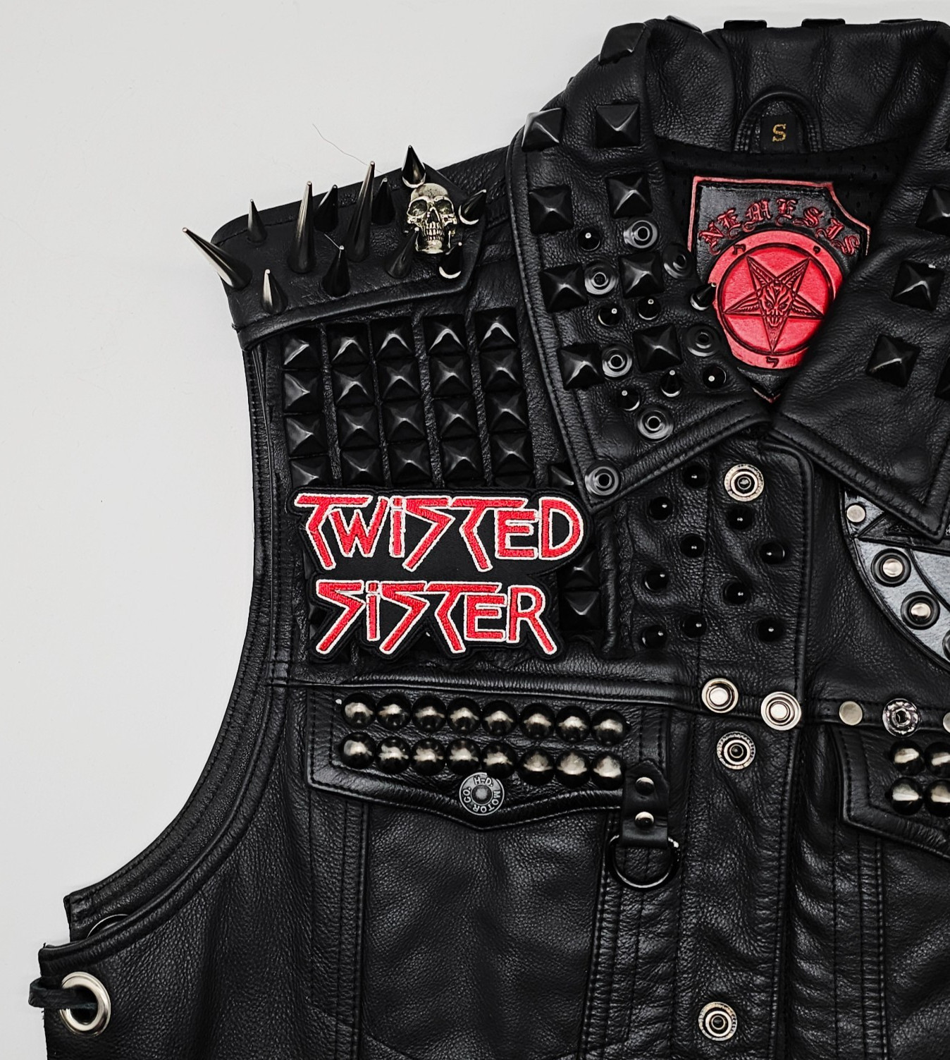 TWISTED SISTER RED AND WHITE LOGO SHAPED BORDER EMBROIDERED PATCH