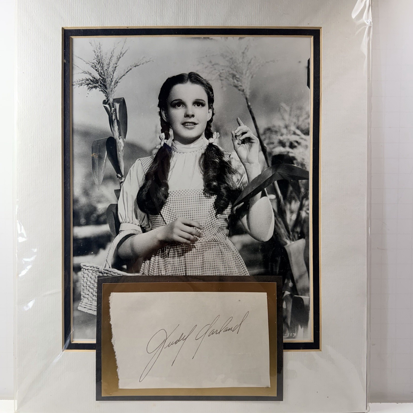 Judy Garland Autograph / matted w/ Black & Gold w/ ‘ Heroes and Legends ‘ COA