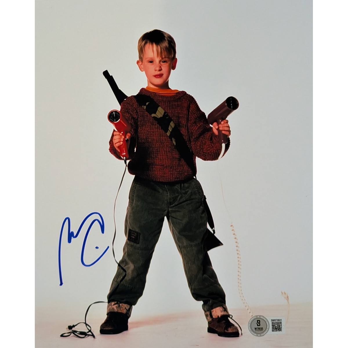 Macaulay Culkin Signed Home Alone Photo #7 (8×10)