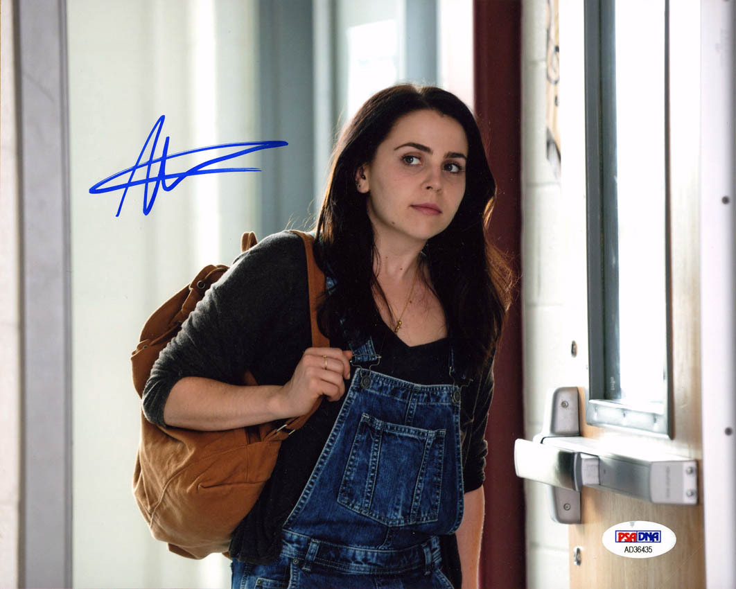 Mae Whitman SIGNED 8×10 Photo Family Guy The Duff PSA/DNA AUTOGRAPHED