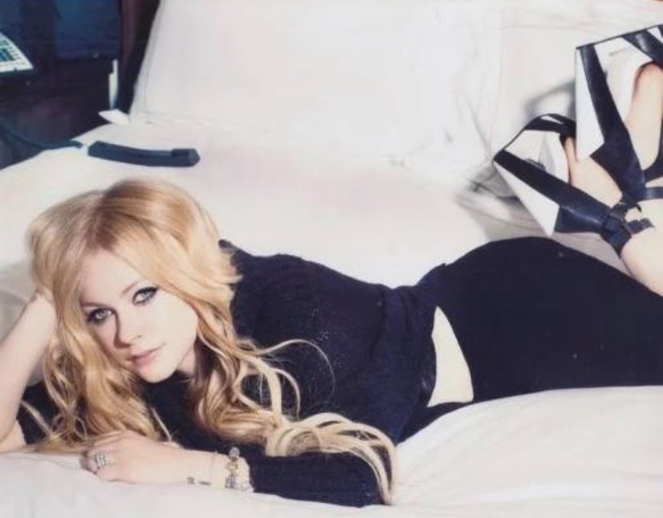 ☆ Avril Lavigne photograph, approximately 8 x 10 in (20.3 x 25.4 cm) O