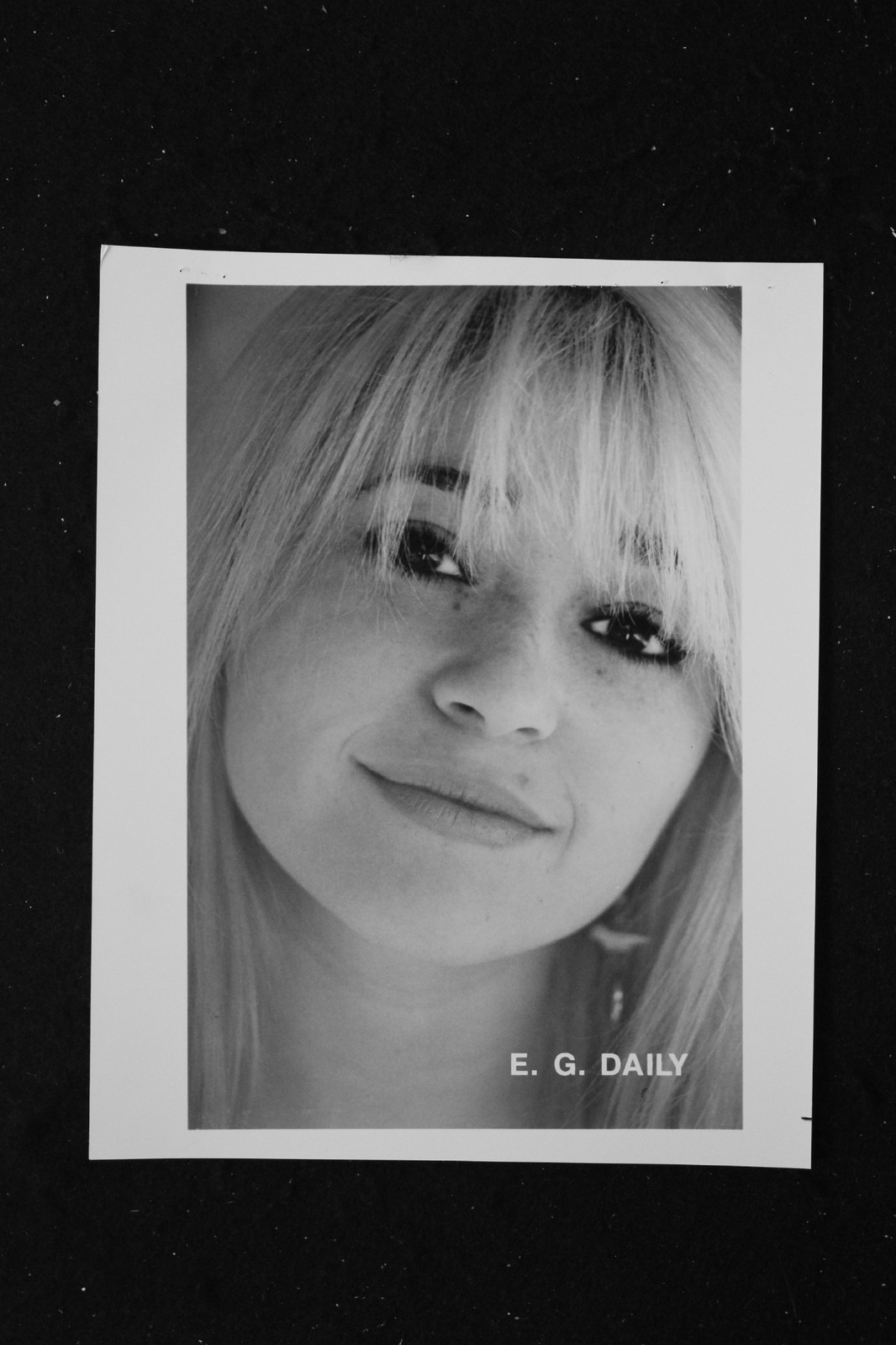 E.G. Elizabeth Daily – Signed Autograph Index Card & Photo Set – Pee-wee’s Big