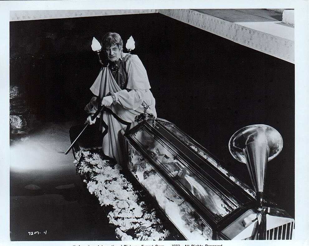 DR. PHIBES RISES AGAIN VINTAGE PHOTO VINCENT PRICE CAROLINE MUNRO FREE SHIPPING