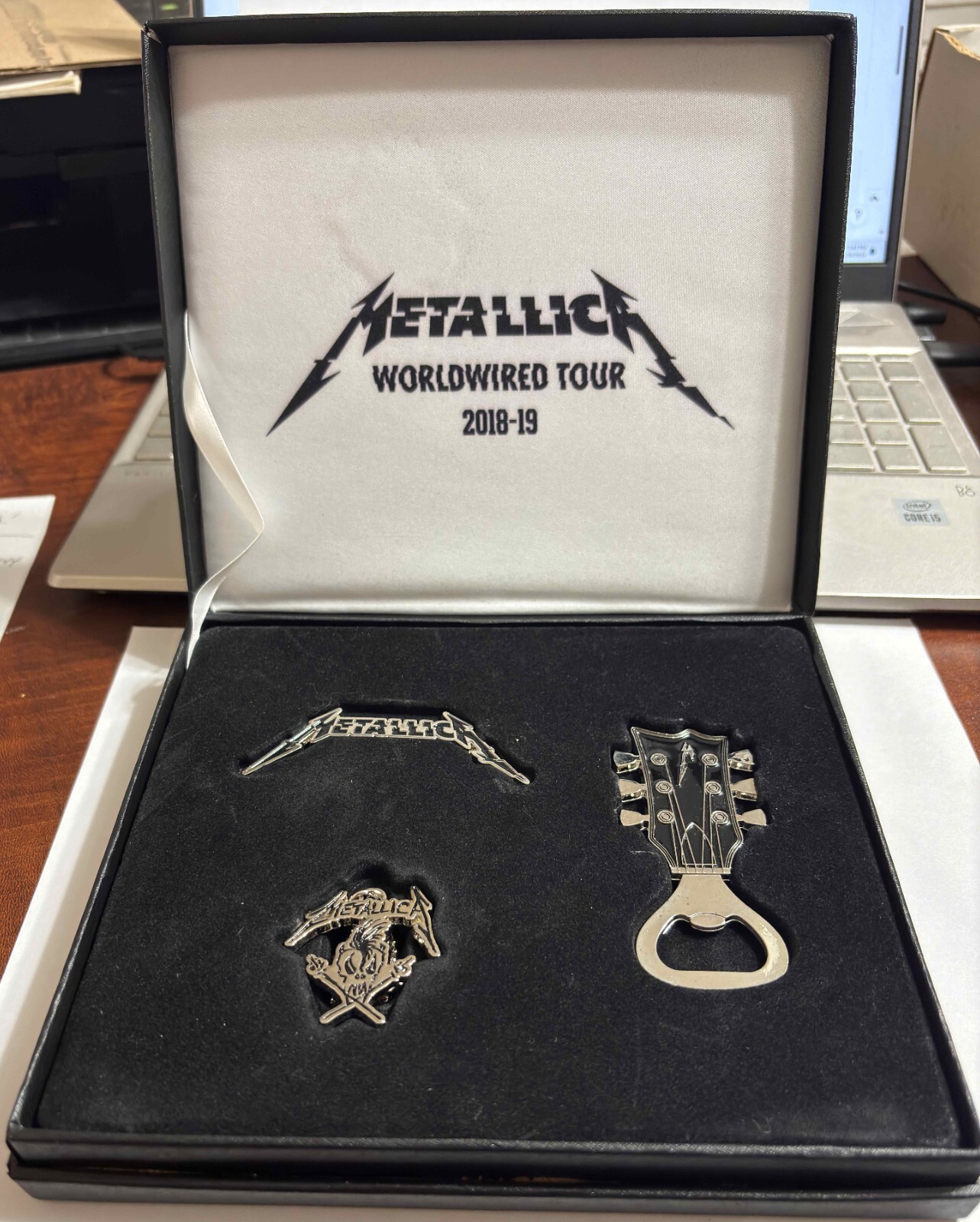 2018-19 METALLICA WORLDWIRED TOUR VIP NECKLACE, PIN and BOTTLE OPENER GIFT SET