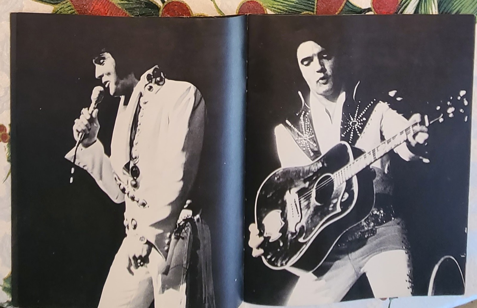 Vintage Elvis Presley Tour Photo Album – 18‑Image 1970s Concert Souvenir RCA