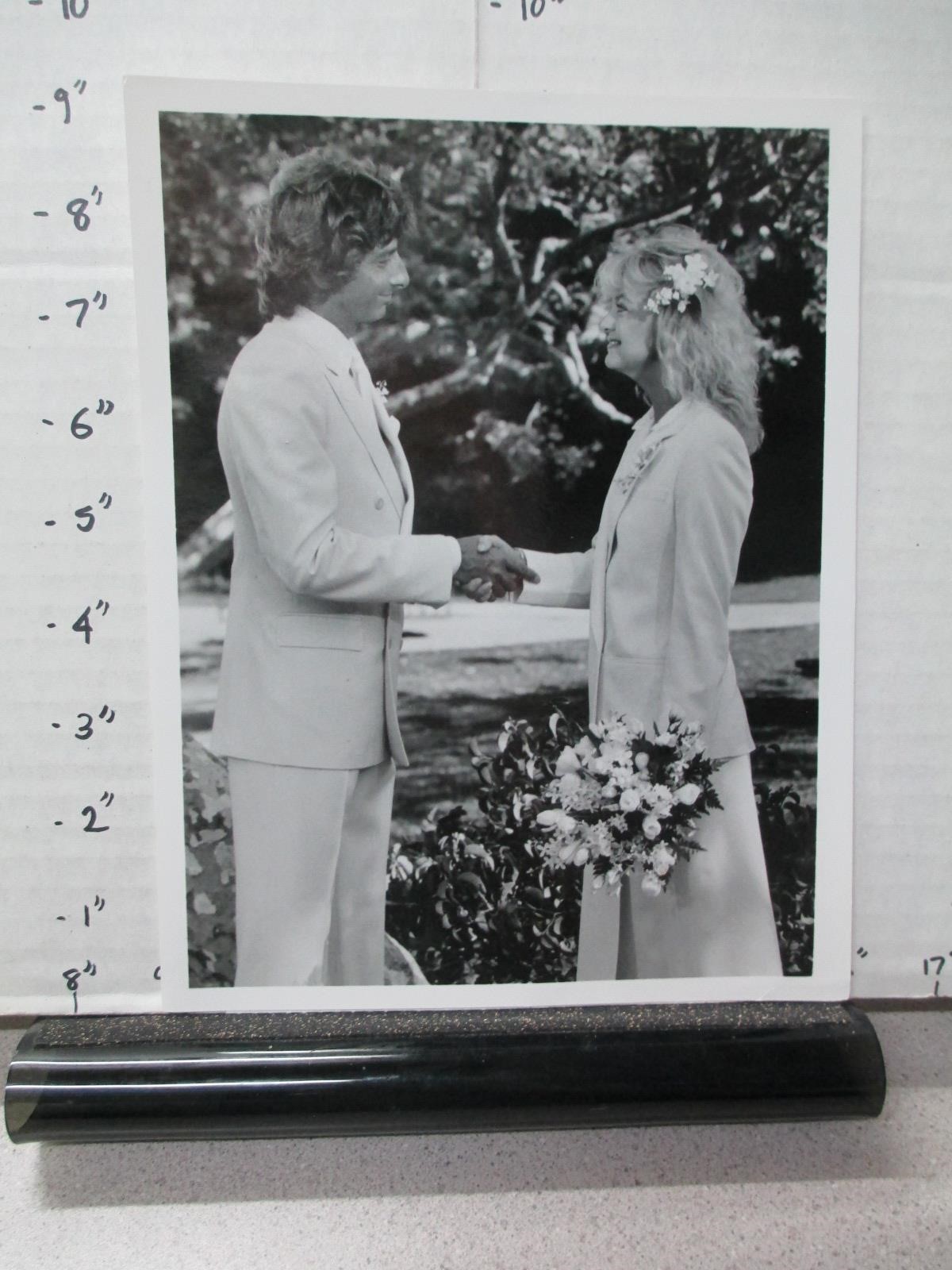 ABC TV show photo 1980s GOLDIE Hawn and Kids Barry Manilow