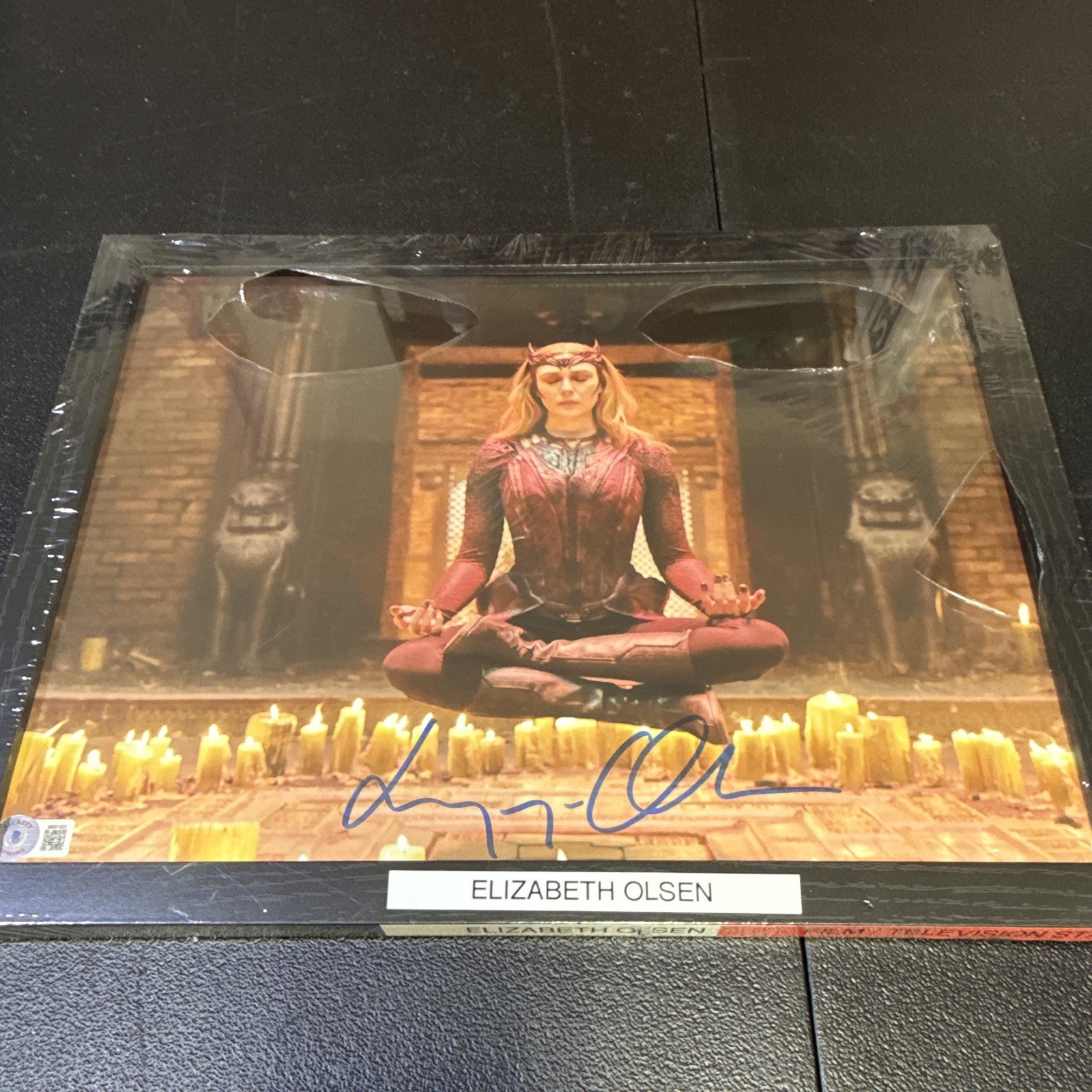 Elizabeth Olsen Signed Orig 11×14 Photo Beckett Auth (Wandavision/Dr Strange 2)
