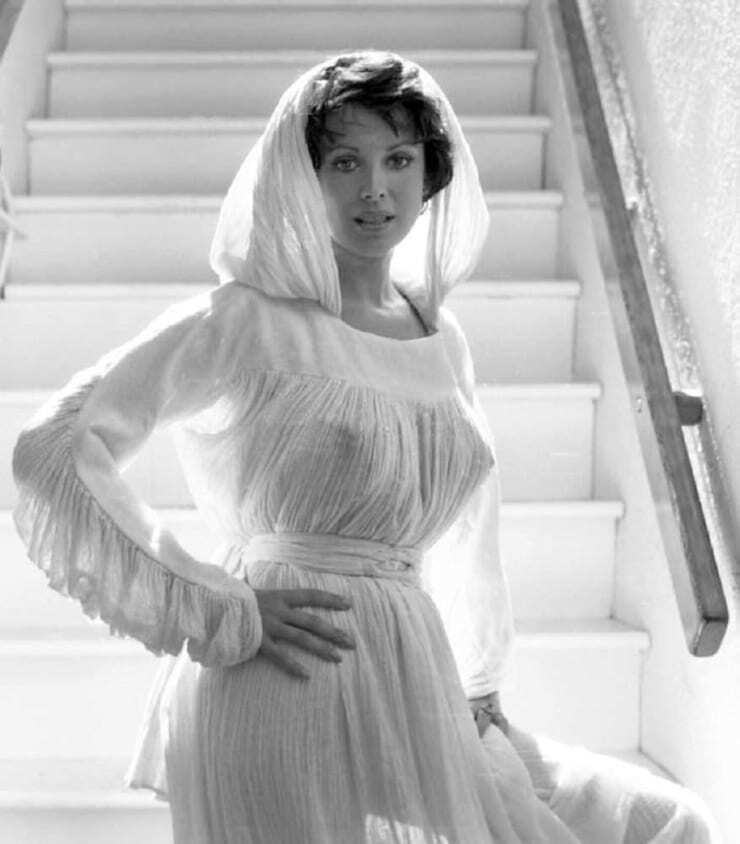 Phyllis Davis By The Stairs Black And White No Bra 8×10 Picture Celebrity Print