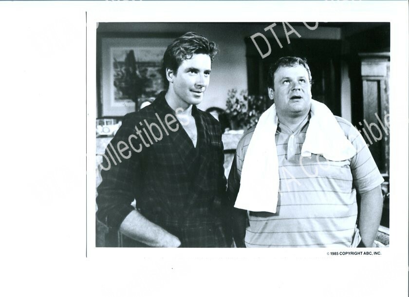 DISNEY LAND: 2 1/2 DADS-7X9 STILL-1985-ADVENTURE-RICHARD YOUNG-GEORGE DZUNDZA FN