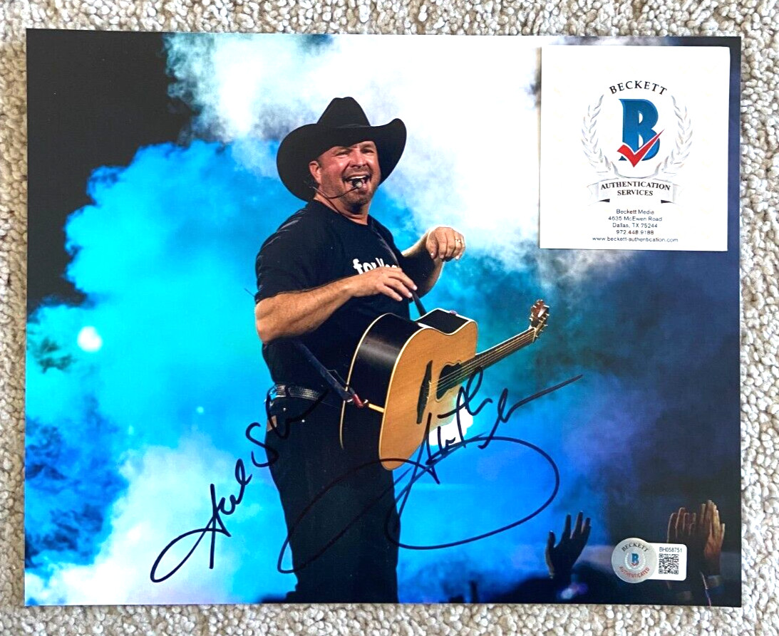 GARTH BROOKS SIGNED 8X10 PHOTO COUNTRY MUSIC LEGEND SINGER GUITAR BASEBALL BAS A