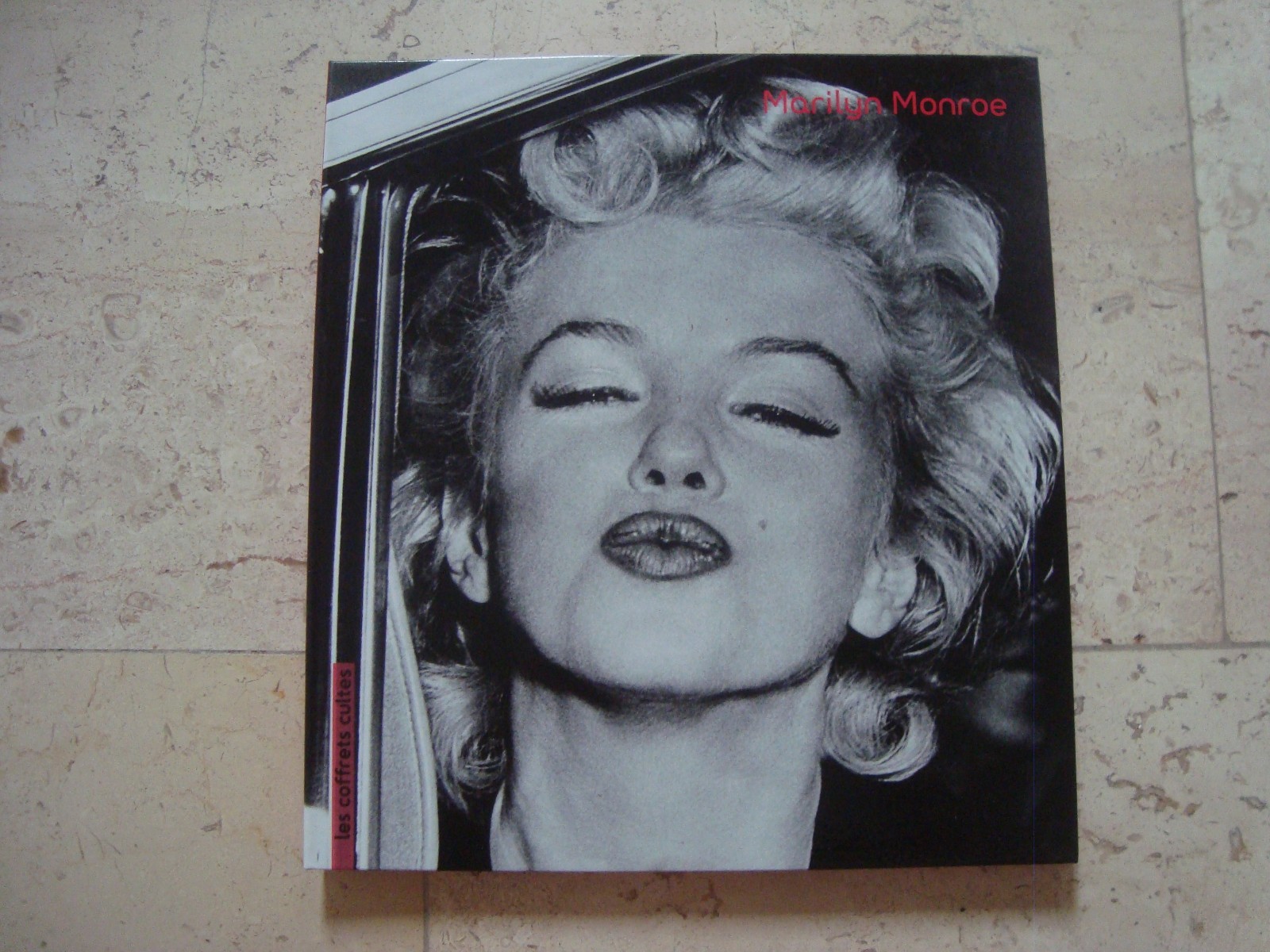 Marilyn Monroe CULT COLLECTOR´S BOX with 20 photo prints DVD & CD and “book”