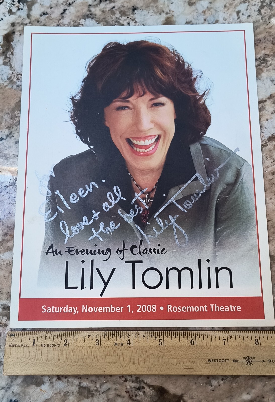 LILY TOMLIN HAND SIGNED Autographed 8 1/2″ X 11″ Color Photo From Live Show 2008