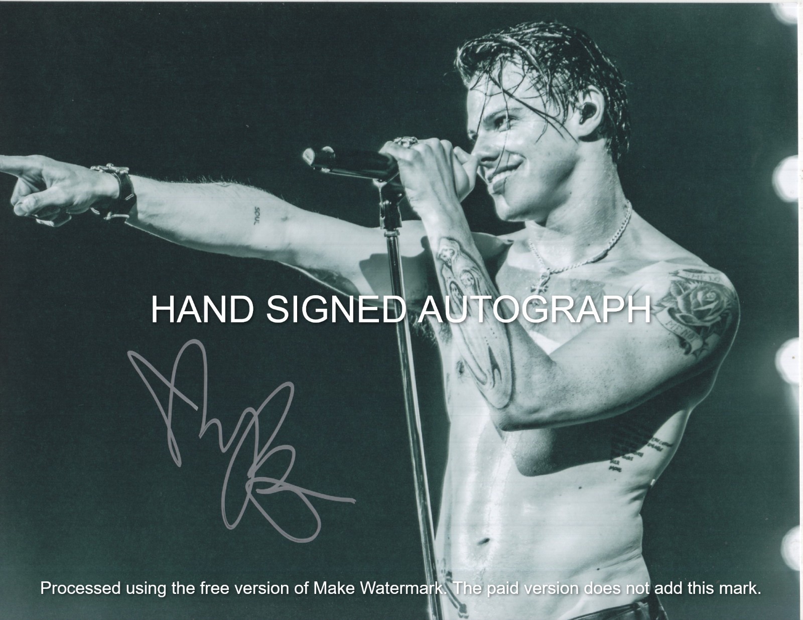 YUNGBLUD AUTOGRAPHED 8 1/2 X 11 COLOR PHOTO / COA