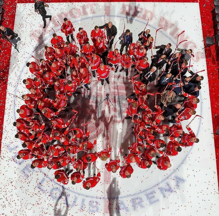 The Detroit Red Wings Salute The Crowd Last Game At Joe Louis Arena 8×10 Pictur