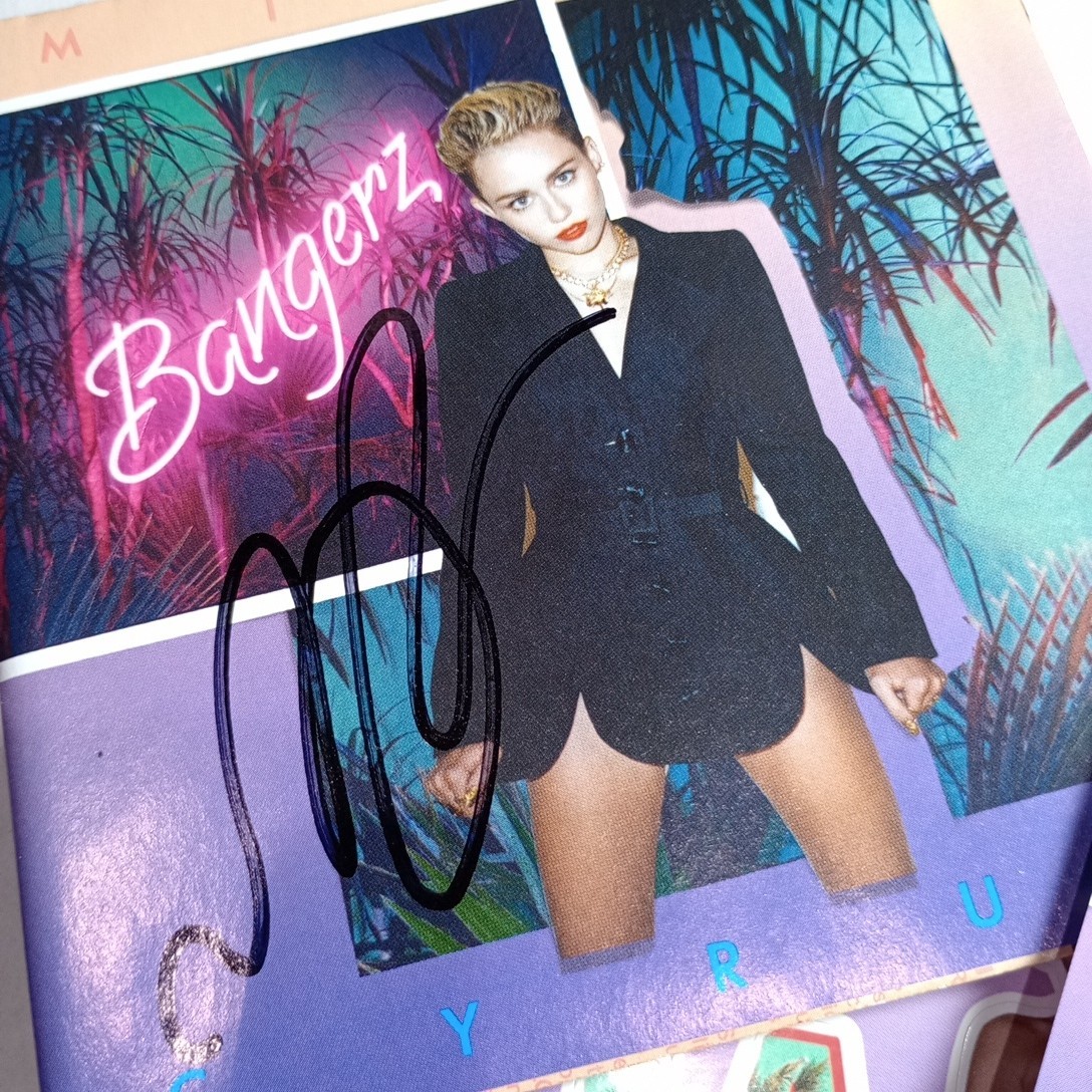 Miley Cyrus – Bangerz Dual Signed Autograph CD (Booklet & Insert) (COA) +Sticker