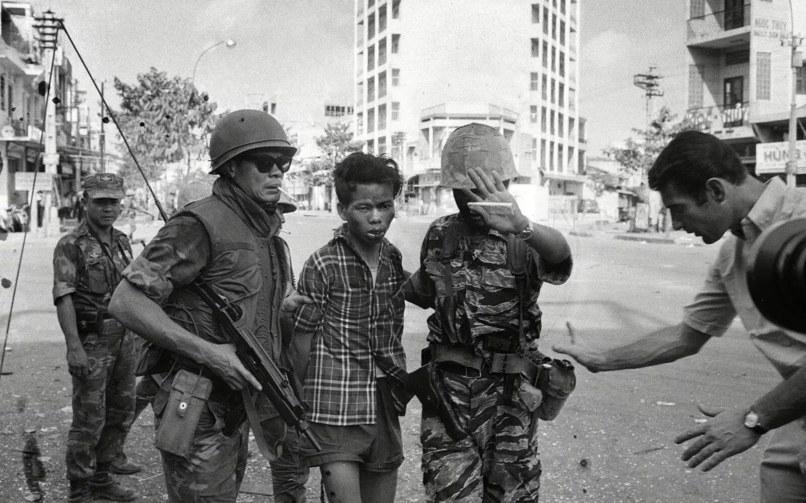 Vietnam War Viet Cong Escorted To General Nguyen Loan & Executed 8×10 Picture C