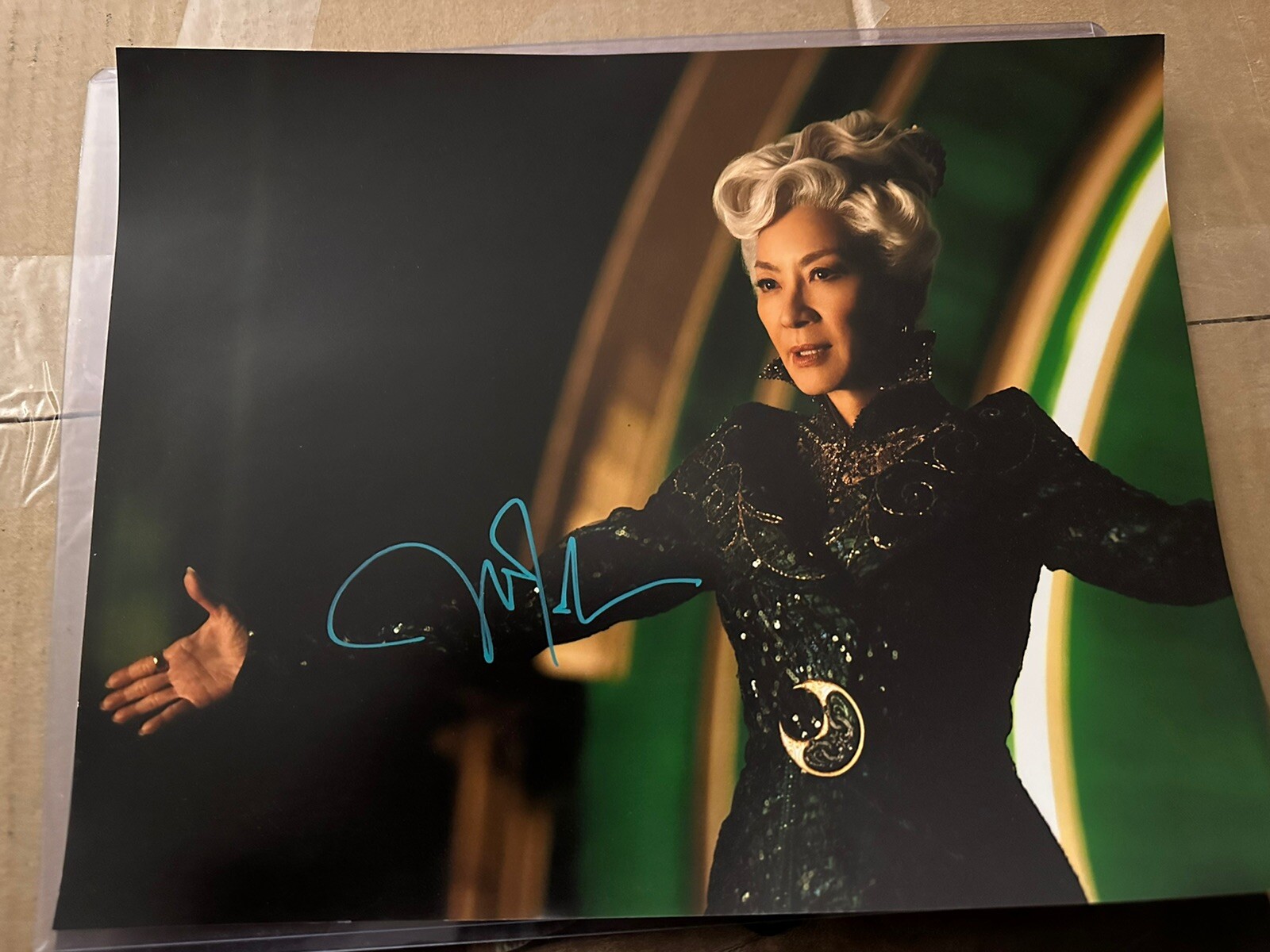 Michelle Yeoh Signed 11×14 Photo Wicked Authentic Autograph GTP