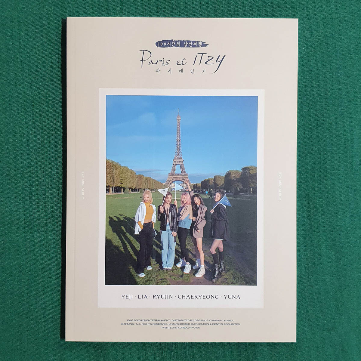 ITZY Paris et Itzy Photo Essay 2nd Mini Album IT’z Me Pre Order Benefit Official