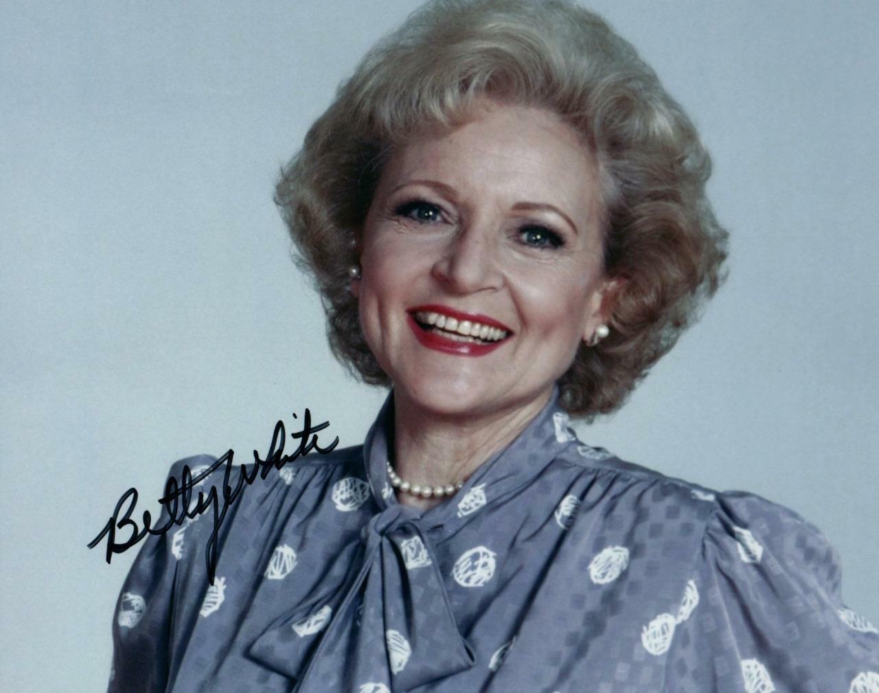 Betty White Signed 8×10 Photo MUST SEE very nice autographed + COA