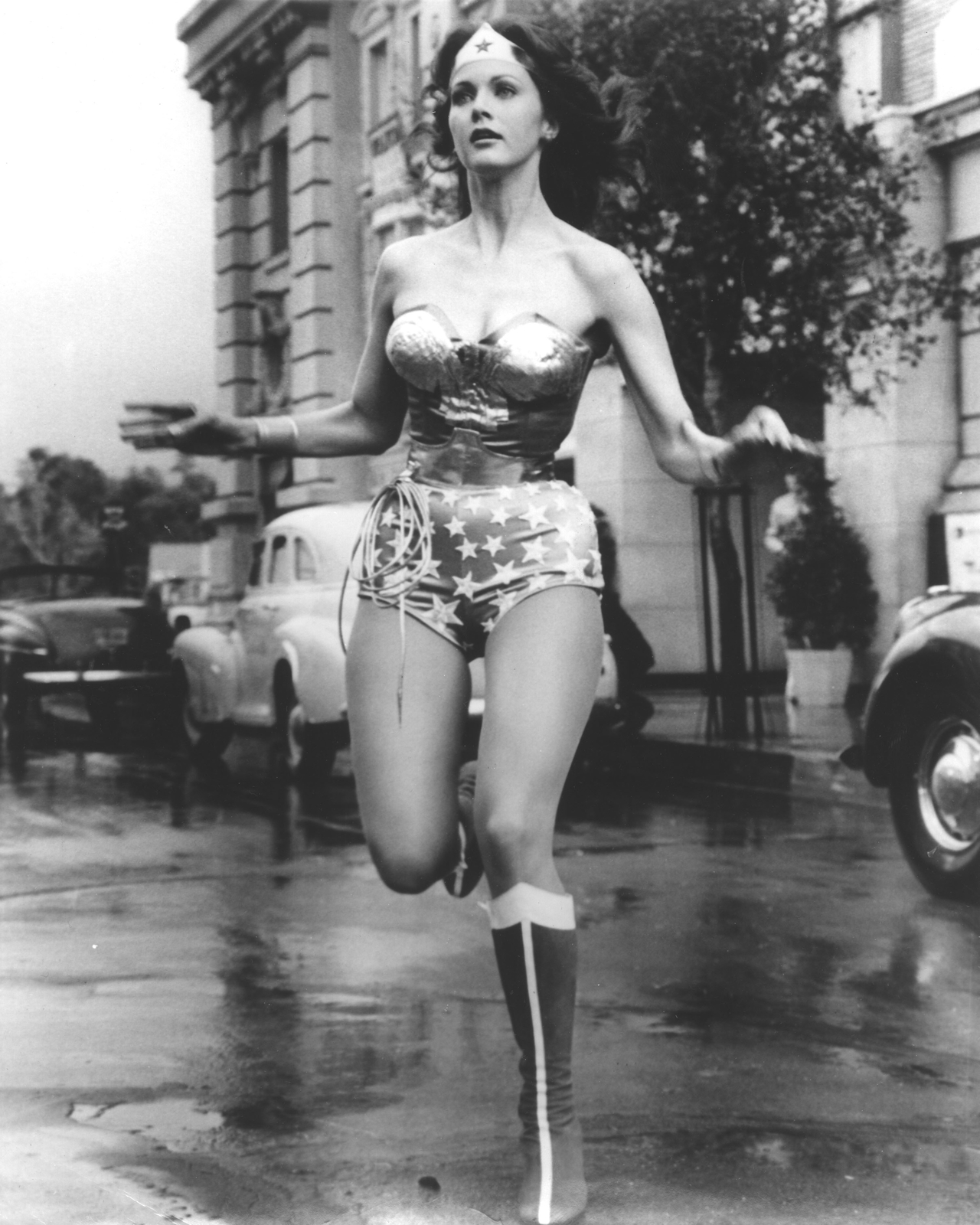 GLOSSY PHOTO PICTURE 8×10 Wonder Woman Lynda Carter Jumping