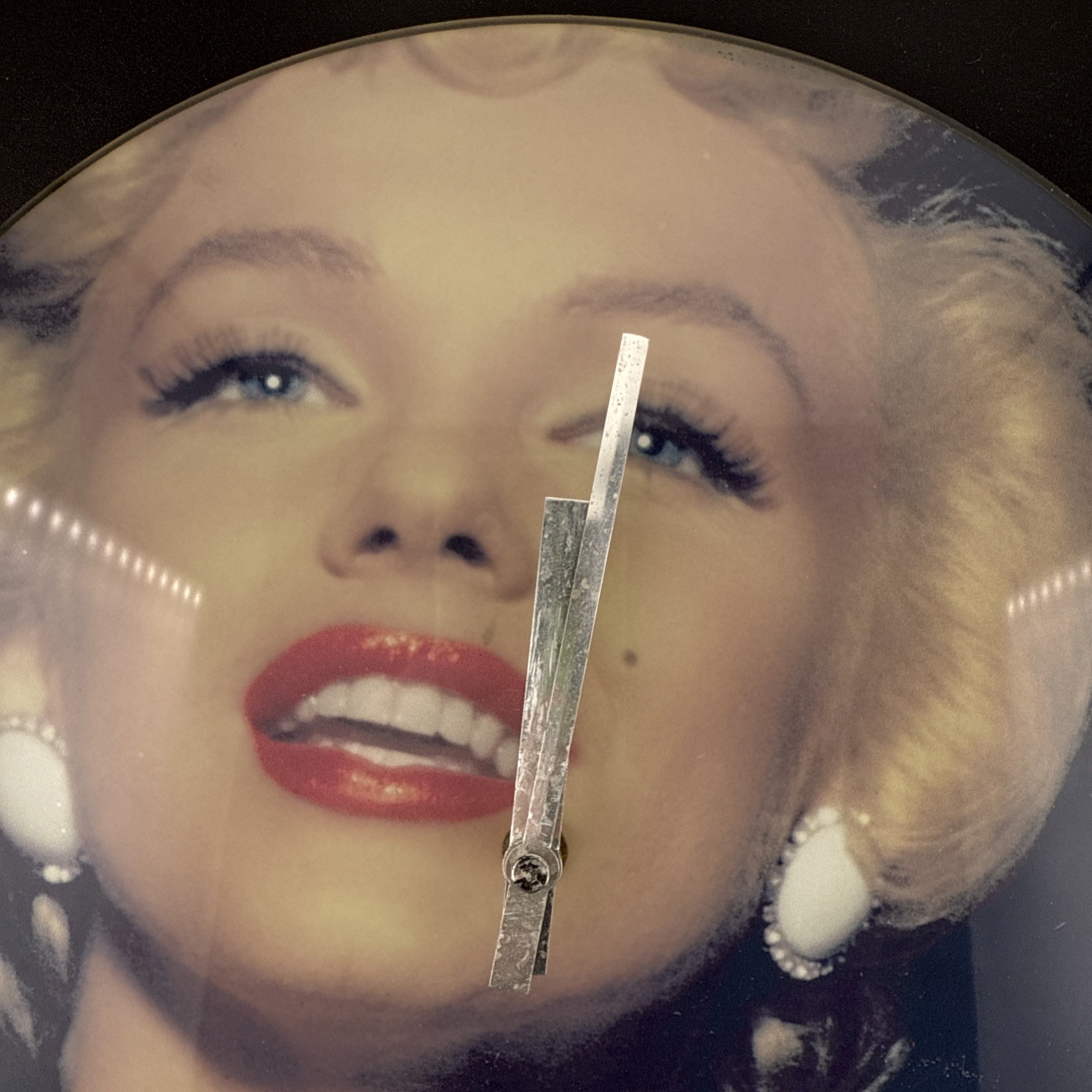 Marilyn Monroe 2008 Glass Round Wall Clock 14″ – Working Clock