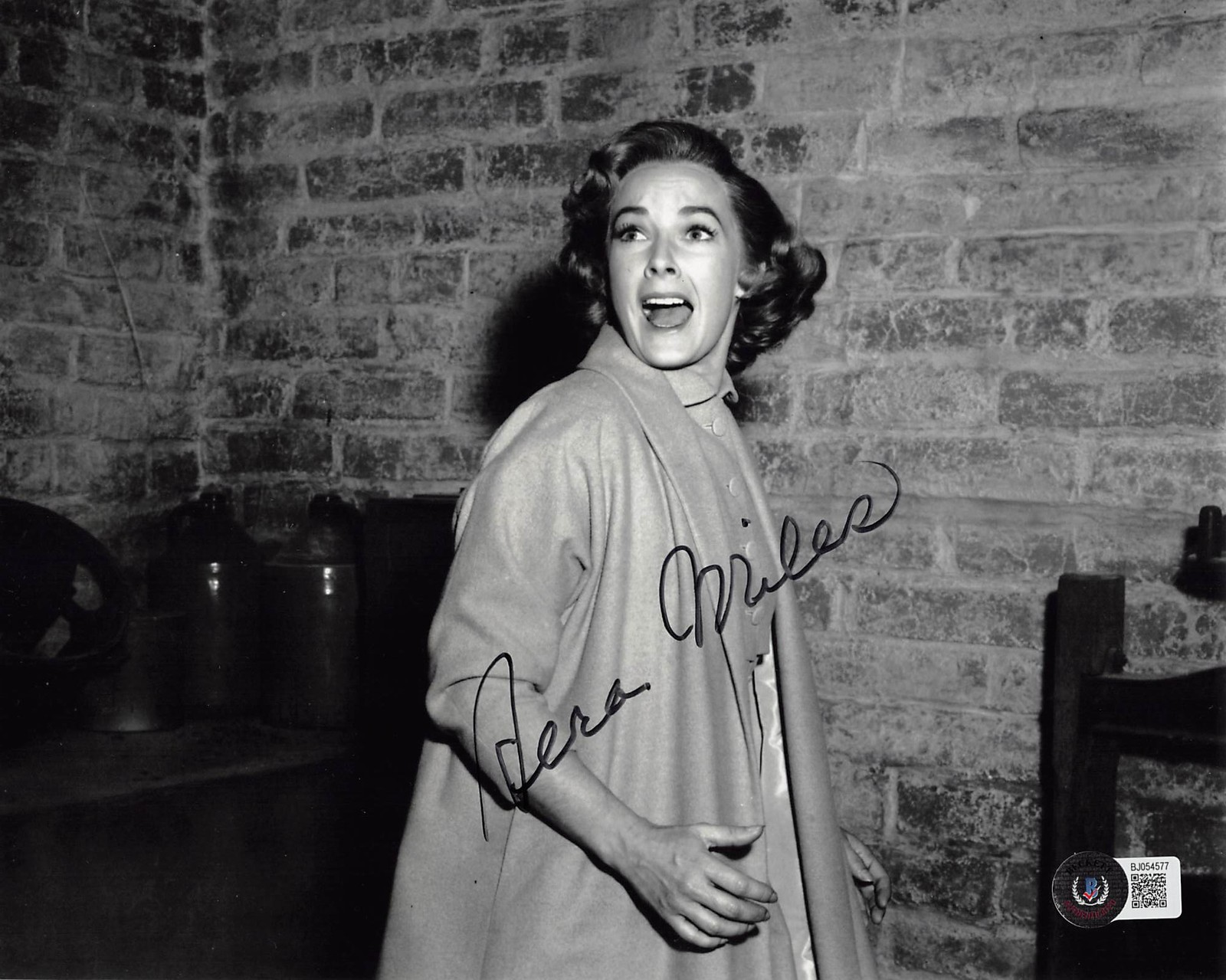 Vera Miles Psycho Authentic Signed 8×10 Horizontal Black & White Photo BAS 2