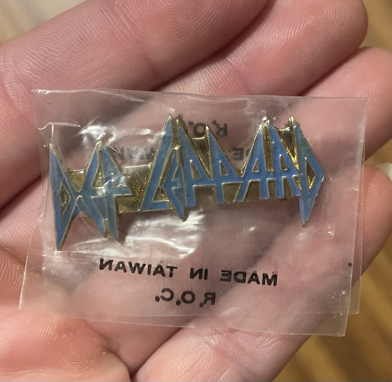Vintage 1980’s Def Leppard Script Blue Enamel Lapel Pin Gold Toned NOS