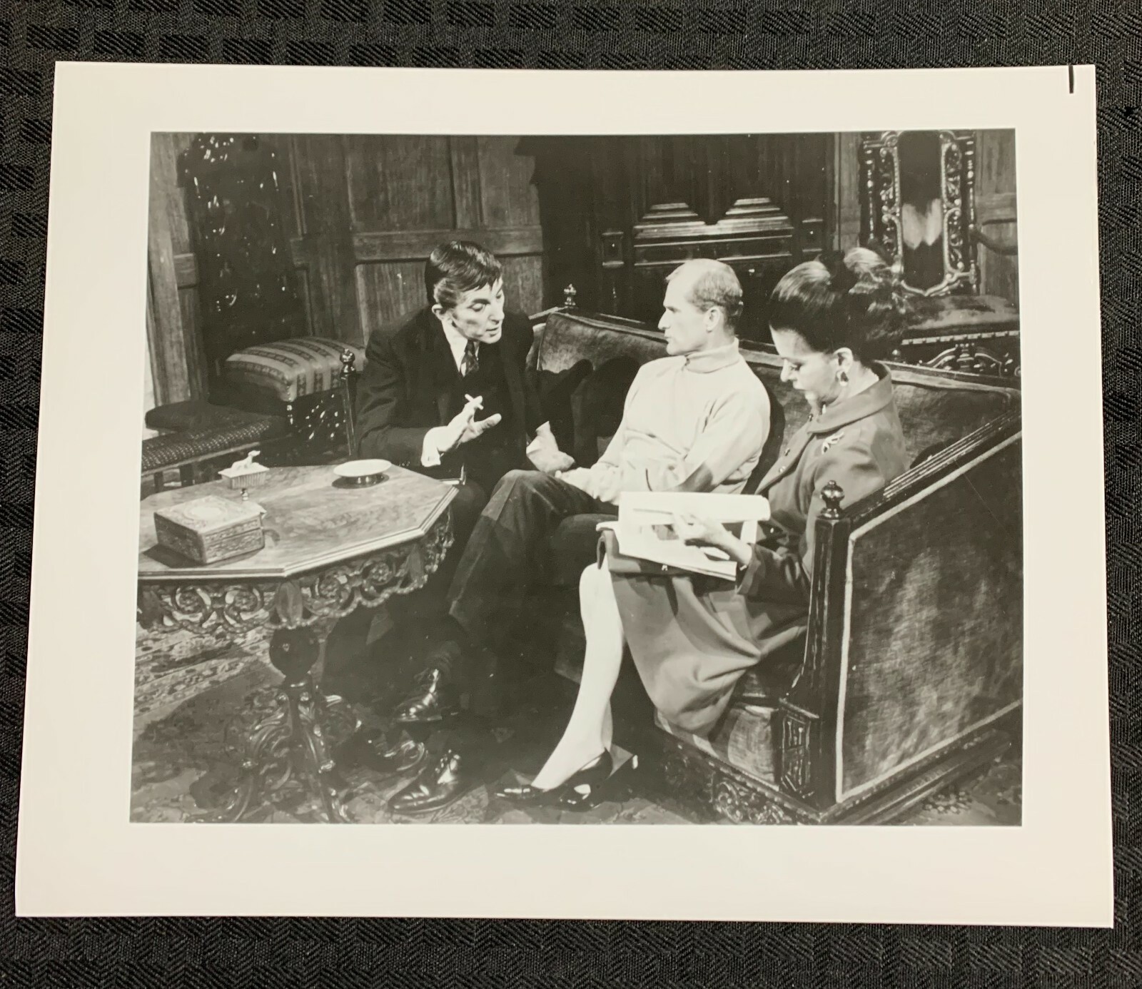DARK SHADOWS 8×10″ Black & White Photo #9 VF+ 8.5 Barnabas Collins on Couch
