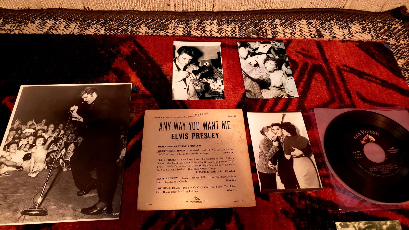 ELVIS PRESLEY SIGNED RECORD SLEEVE ANYWAY YOU WANT ME W RECORD N Photos 1956