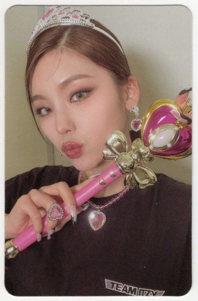 Yeji – ITZY Checkmate Official Album Photocard