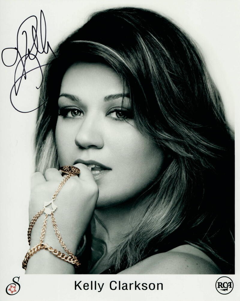 KELLY CLARKSON SIGNED AUTOGRAPH 8X10 PHOTO – AMERICAN IDOL SUPERSTAR, BREAKAWAY